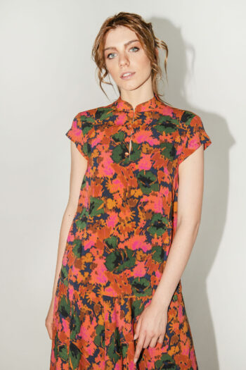 abstract flowers shirt untucked 1 &bull; Sassa Björg
