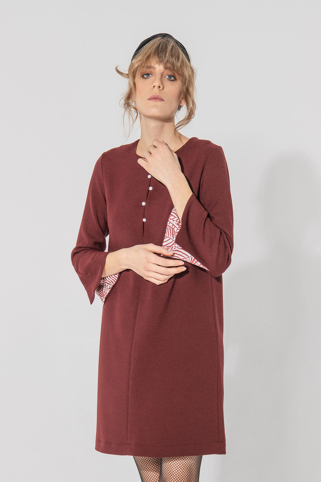 A Shaped bordo dress close up • Sassa Björg
