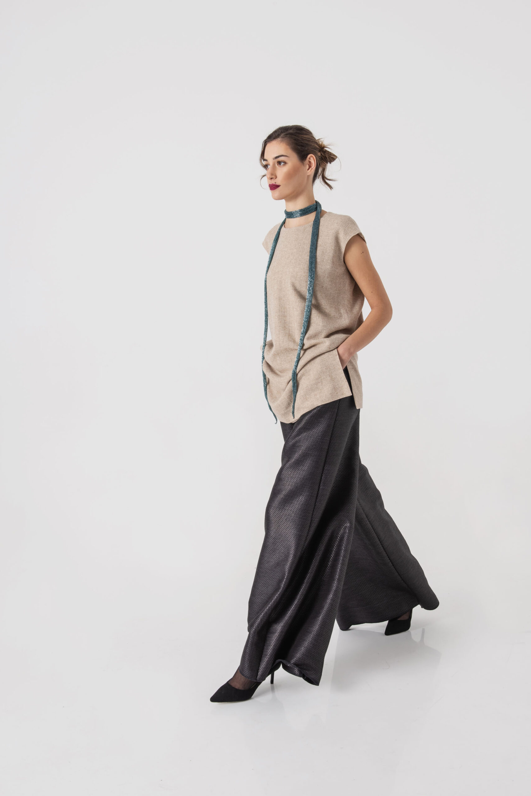 Beige wool tunic with side cuts walking scaled • Sassa Björg