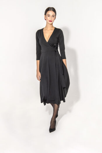 Black hug me dress walking • Sassa Björg