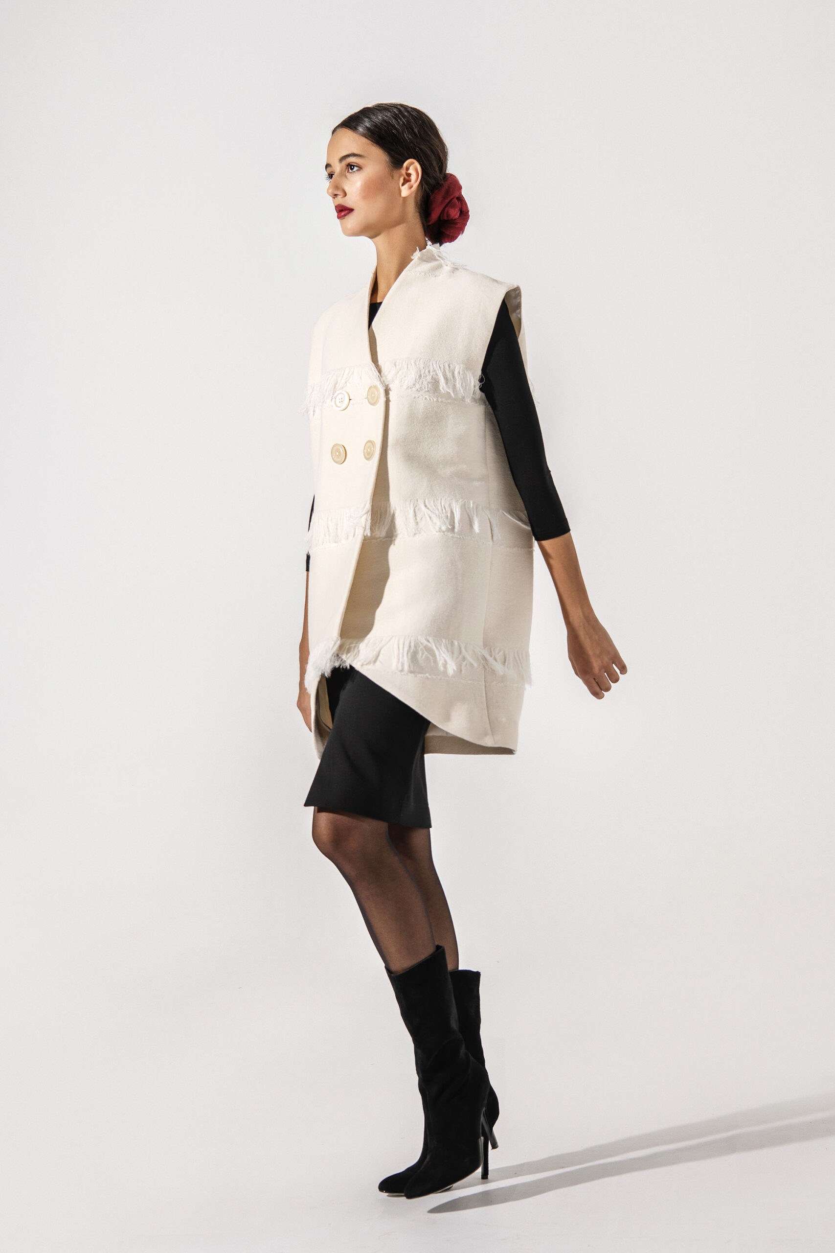 Ecru vest with fringe walking scaled • Sassa Björg