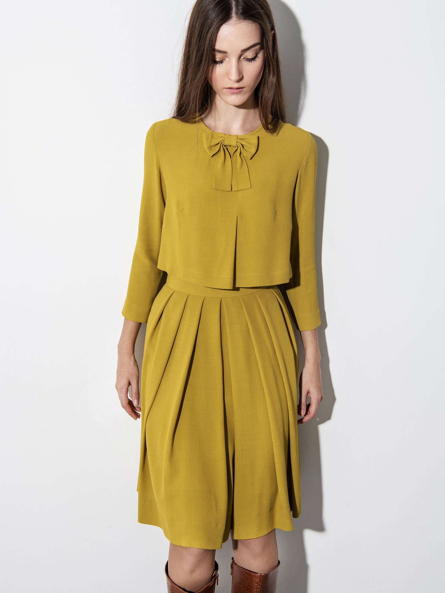 Mustard crop top with a bow looking down • Sassa Björg