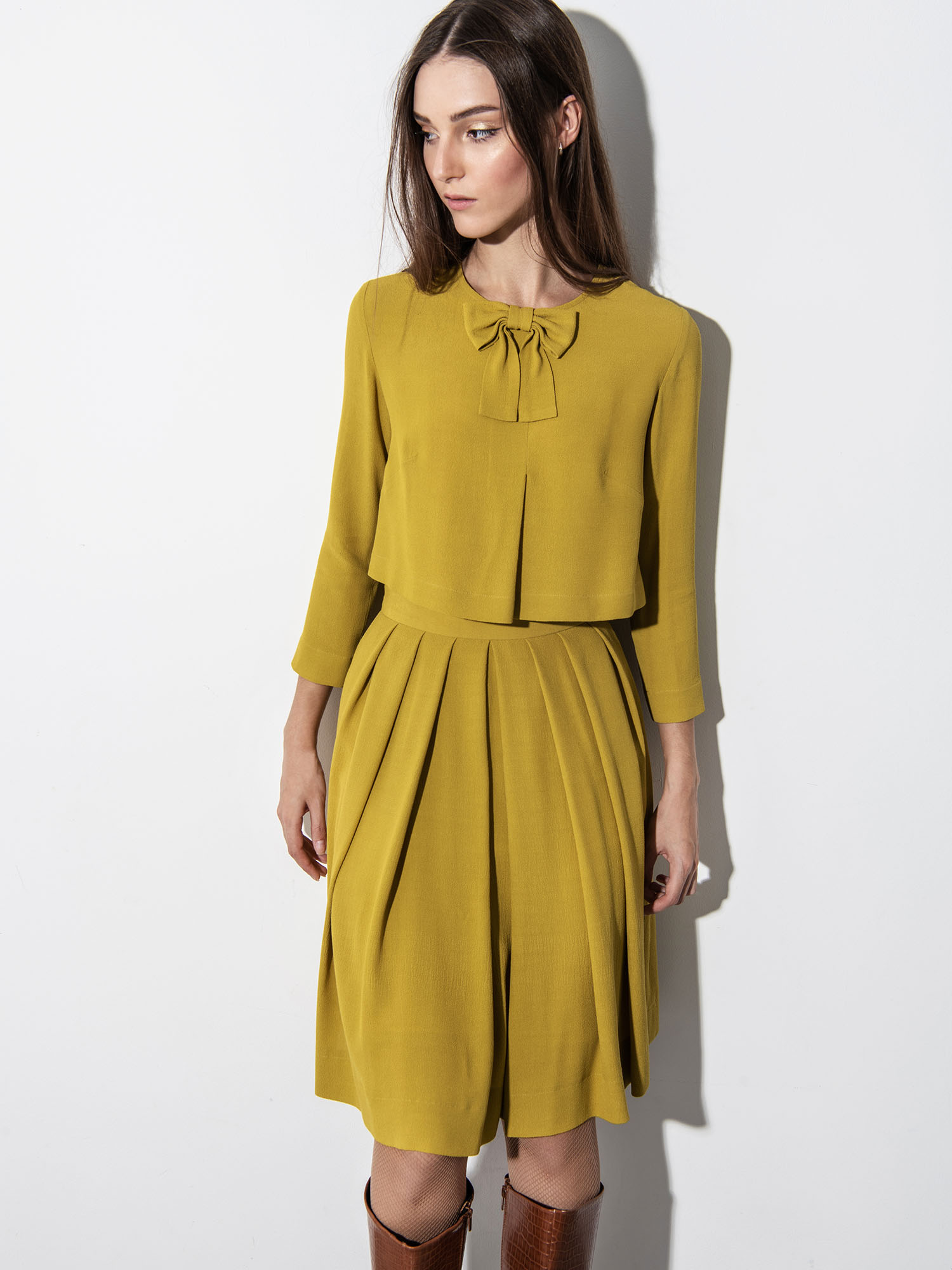 Mustard crop top with a bow looking sideways • Sassa Björg
