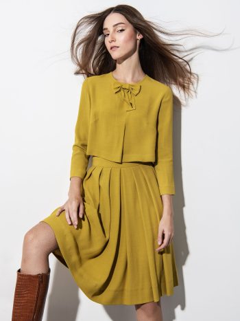 Mustard crop top with a bow main • Sassa Björg
