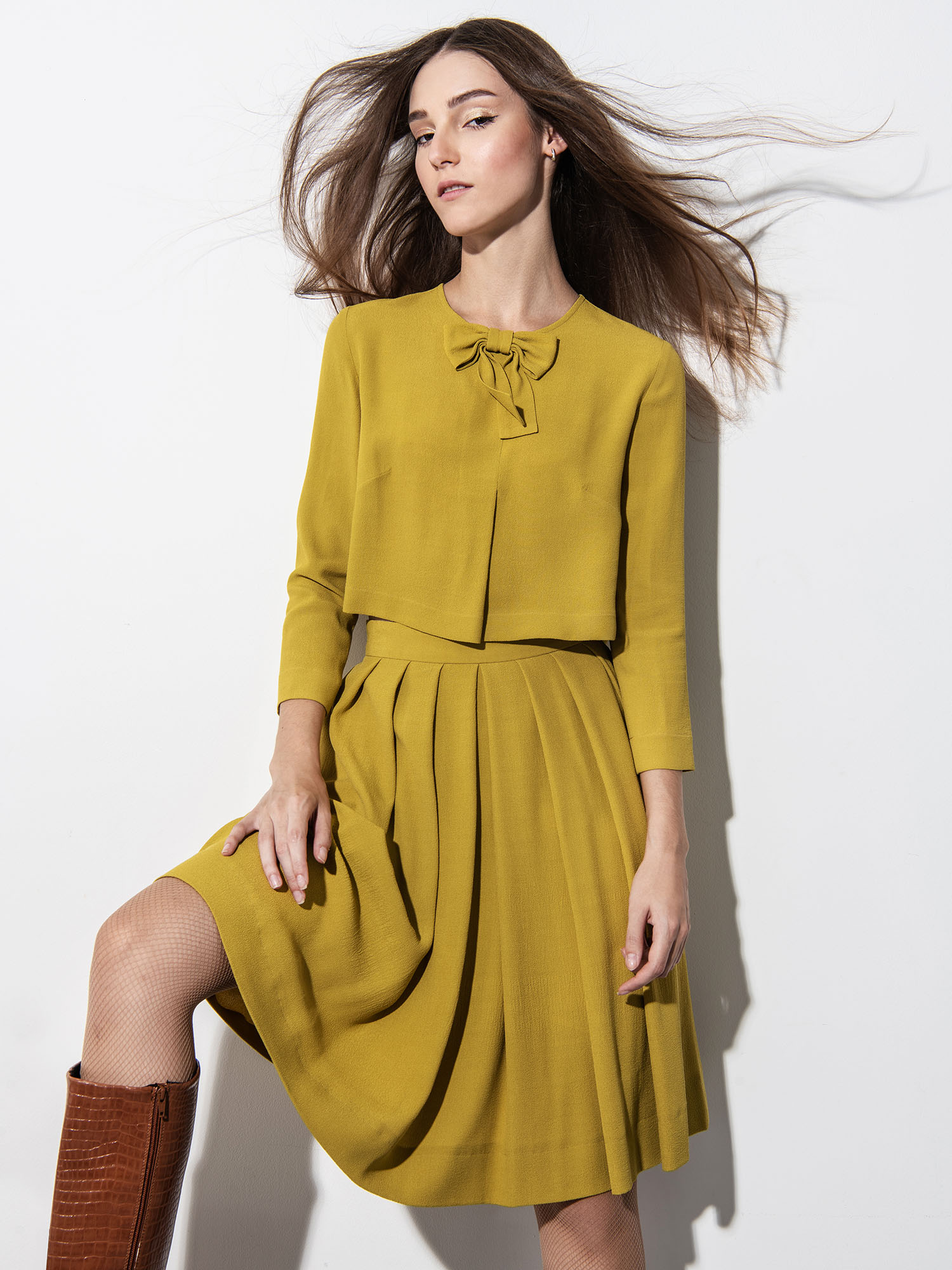 Mustard crop top with a bow main • Sassa Björg