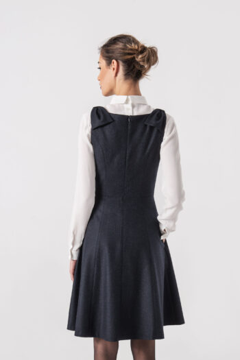 Navy blue pinafore dress with bow straps and side pockets back • Sassa Björg