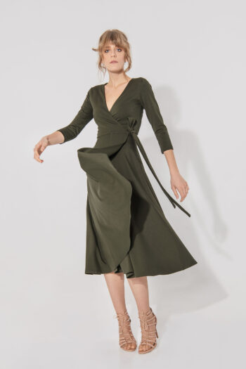 Olive green hug me dress in motion 2 &bull; Sassa Björg