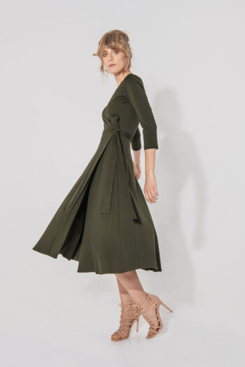 Olive green hug me dress side &bull; Sassa Björg
