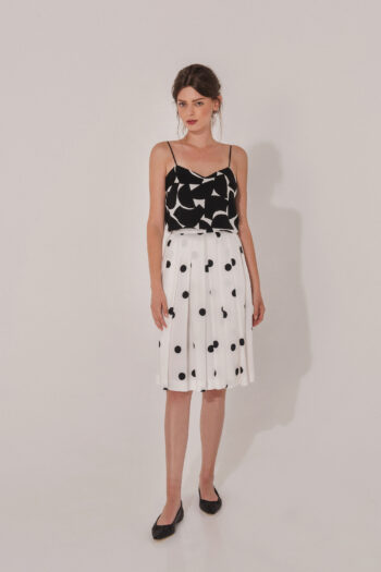 Polka dot skirt with two sided pleats front • Sassa Björg