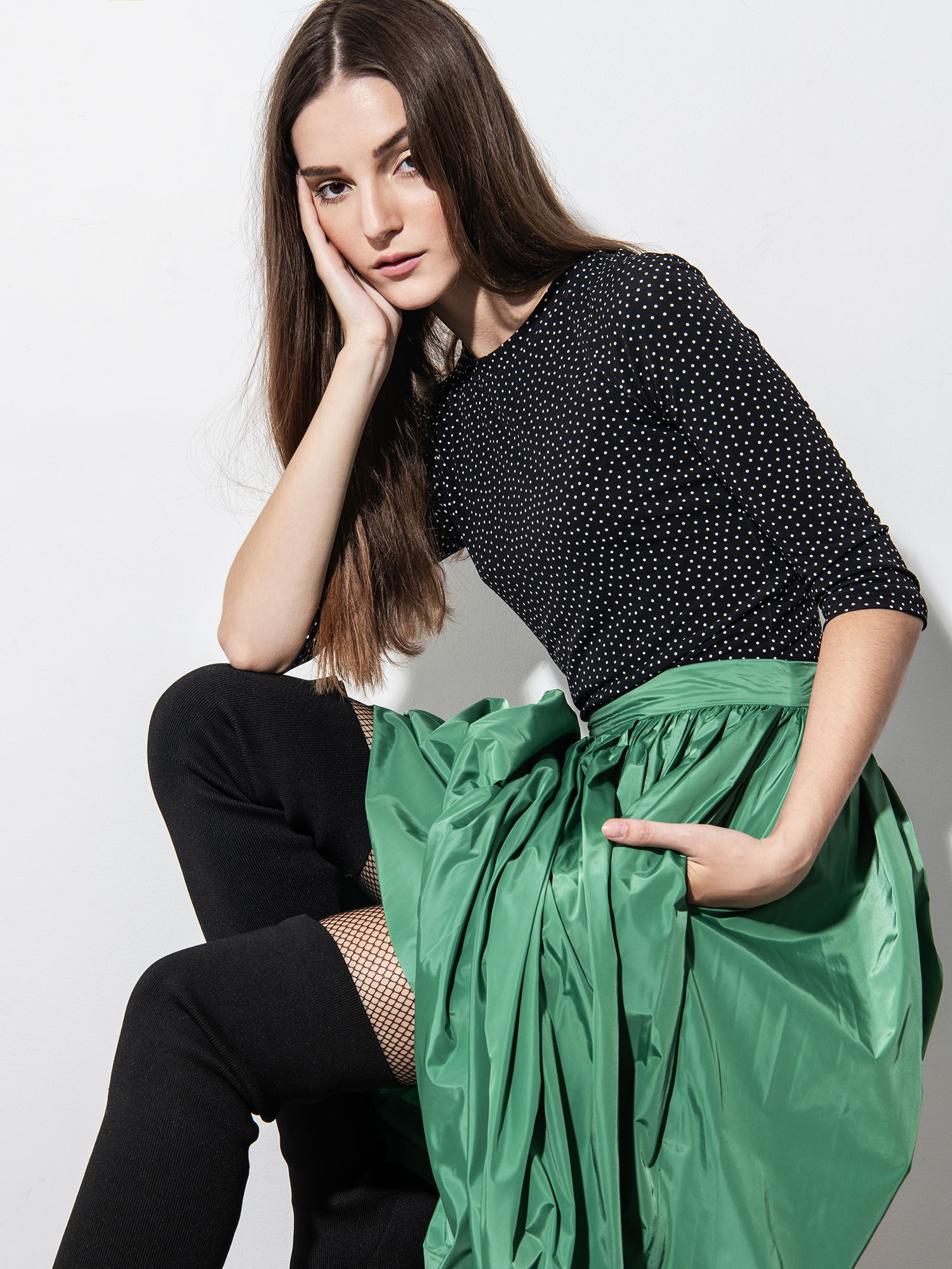 Polka dot stretchy blouse sitting • Sassa Björg