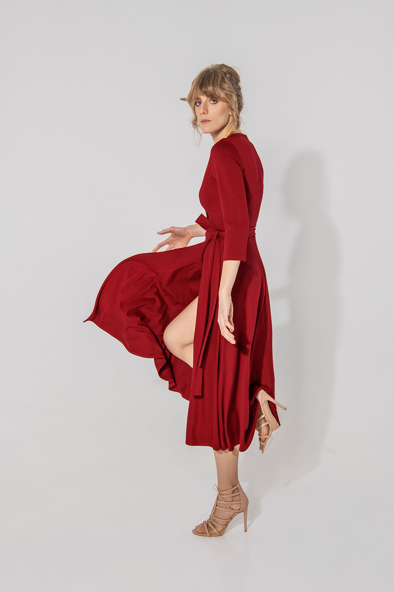 Red hug me dress leg up • Sassa Björg