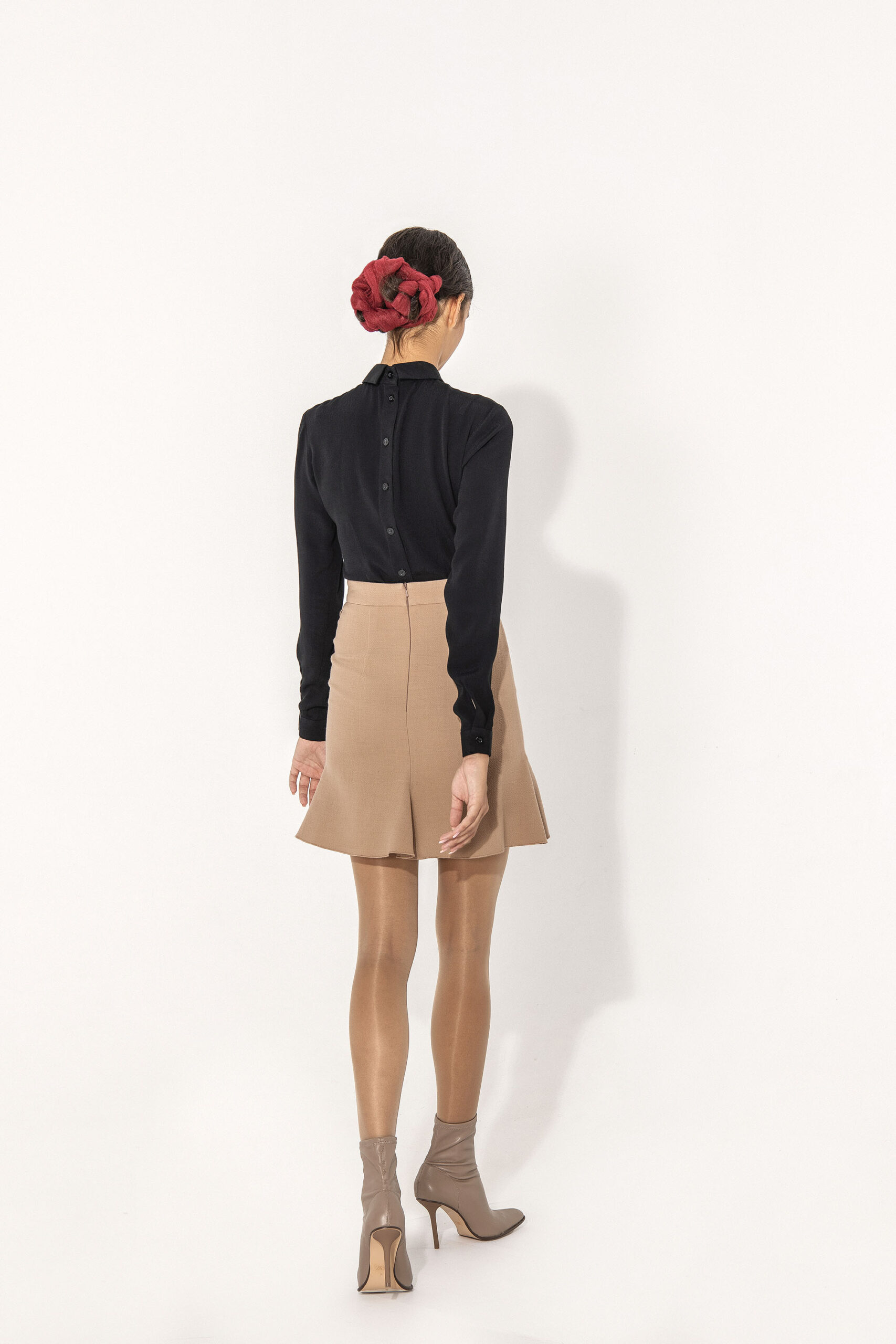 beige mini skirt with ruffle back scaled • Sassa Björg