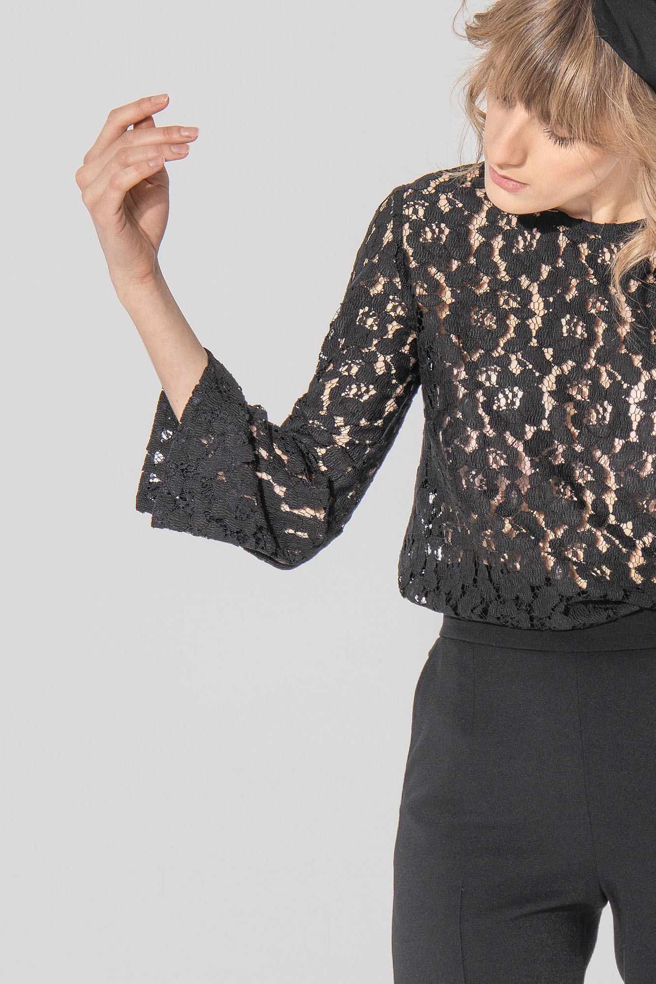 black lace blouse with slit sleeve crop • Sassa Björg