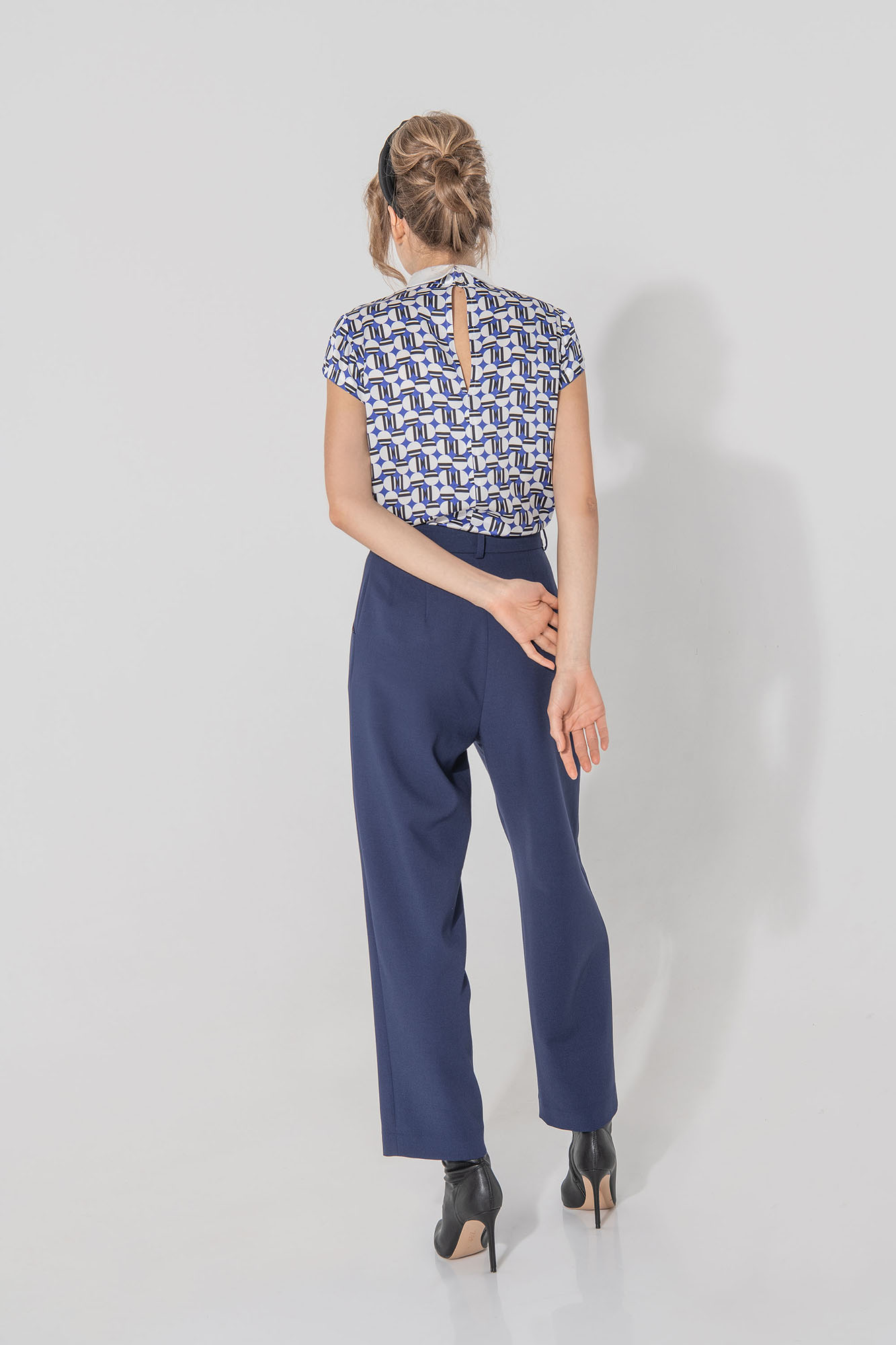 dark blue pleated pants back • Sassa Björg