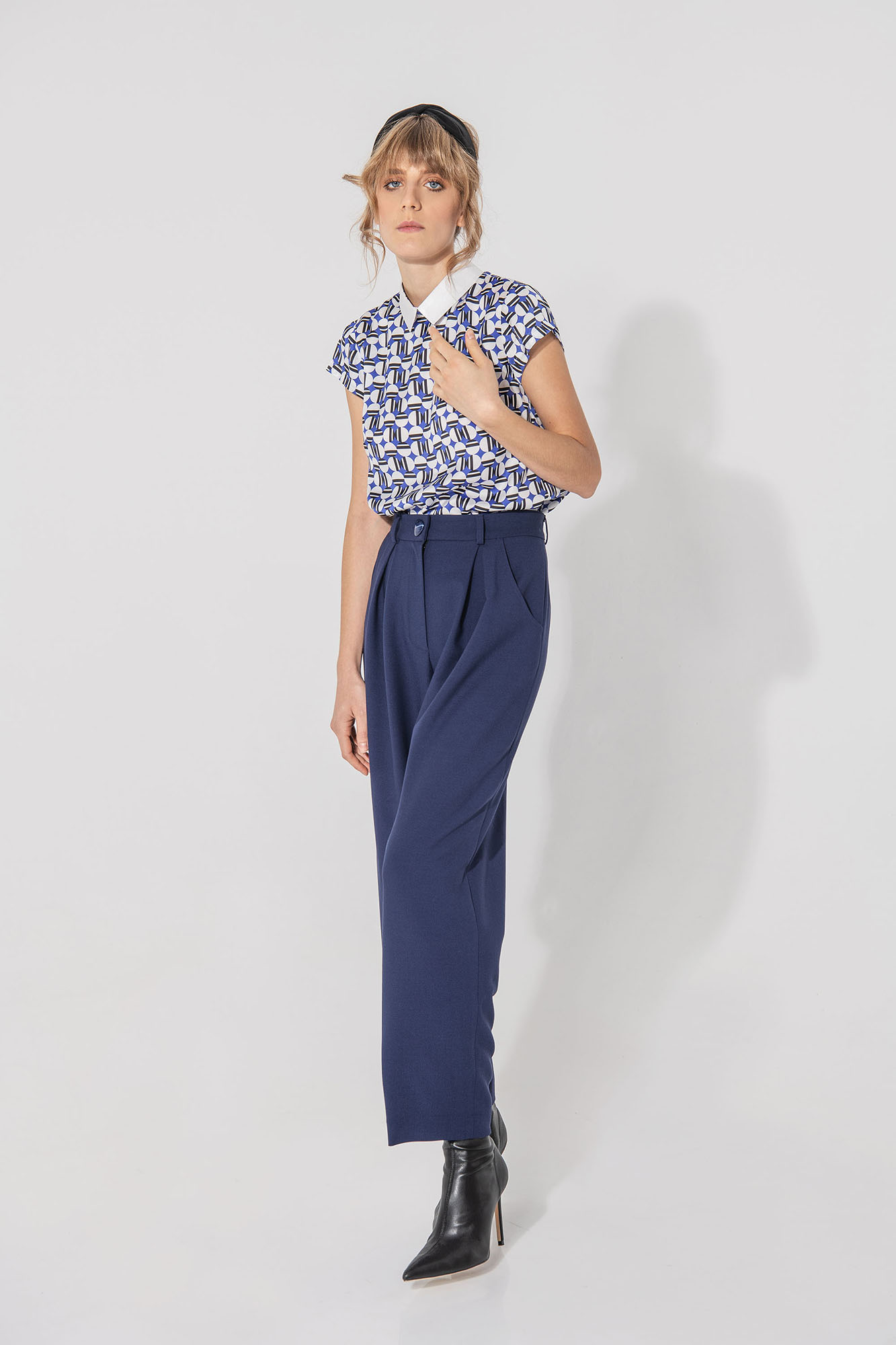 dark blue pleated pants front • Sassa Björg