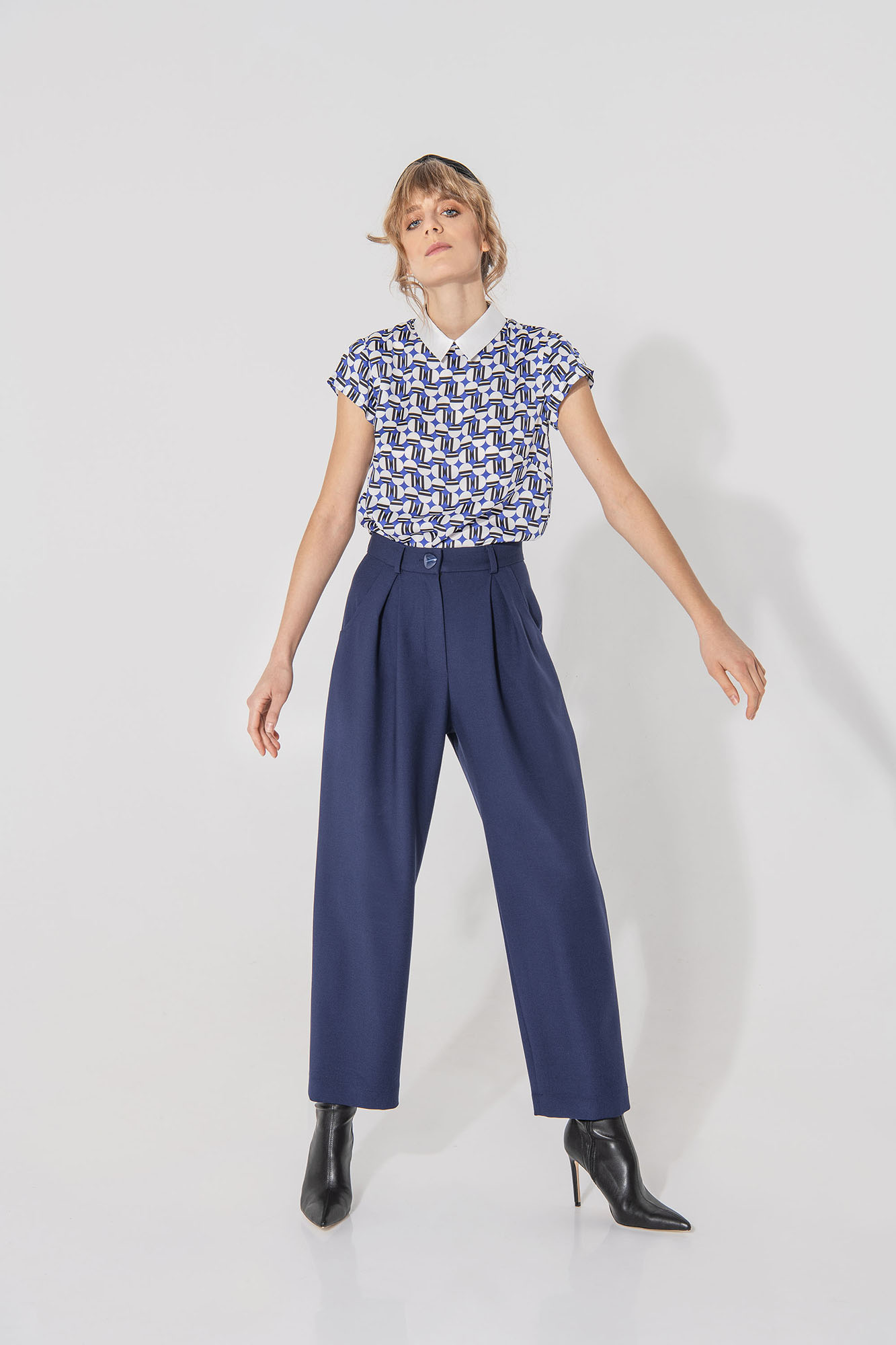dark blue pleated pants in motion • Sassa Björg