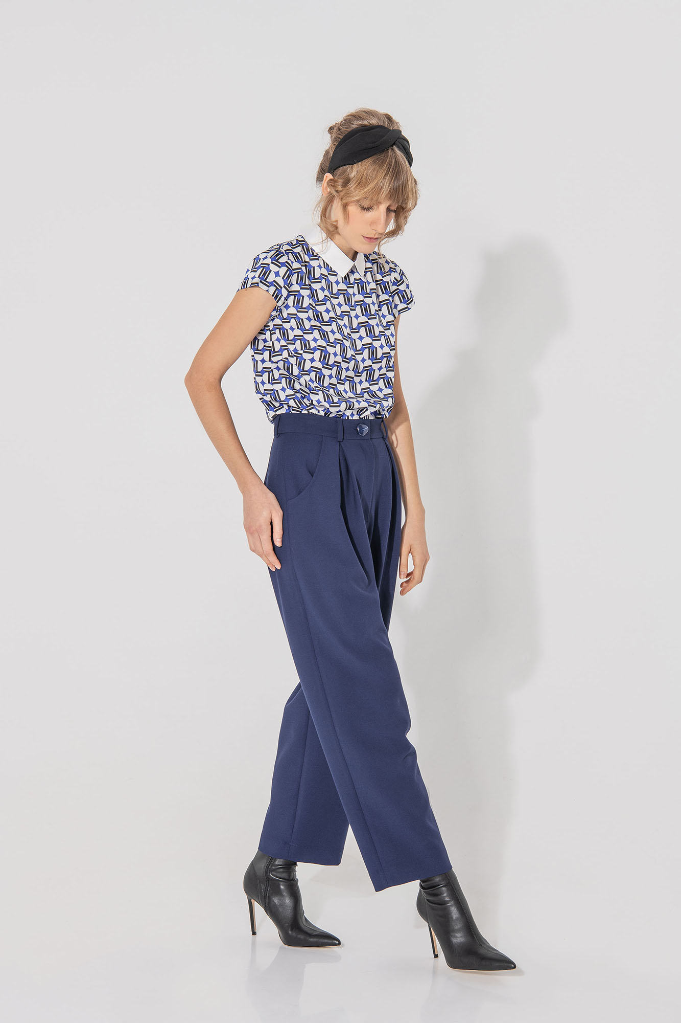dark blue pleated pants walking • Sassa Björg