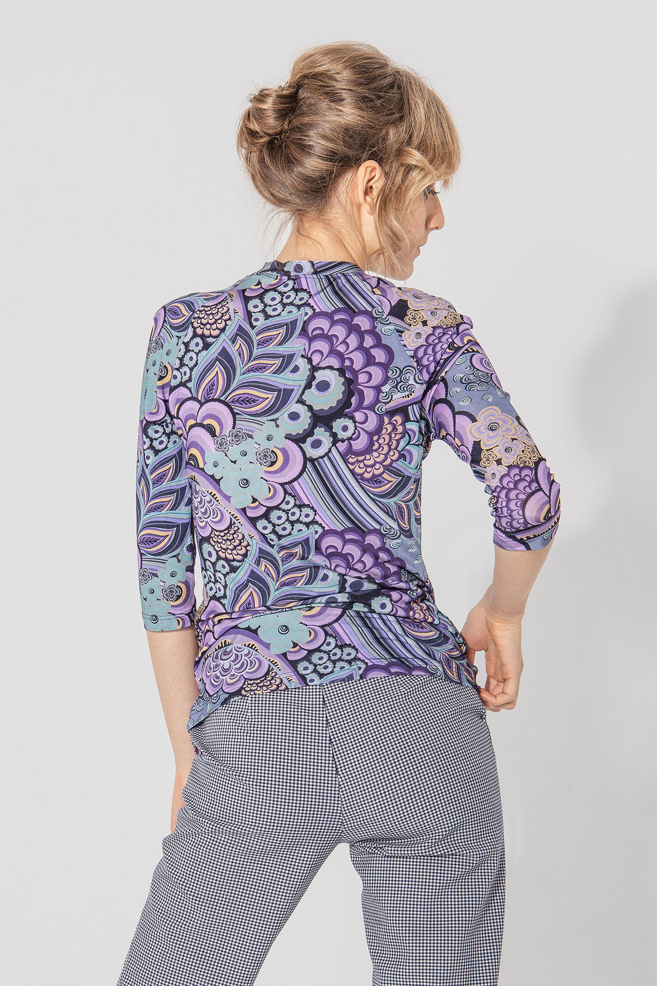 purple geometric flowers t shirt back • Sassa Björg