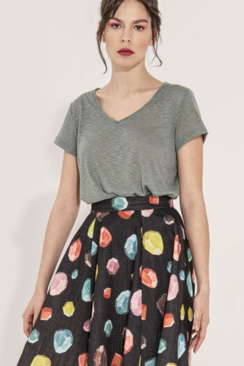 regular fit t shirt grey green v neck crop • Sassa Björg