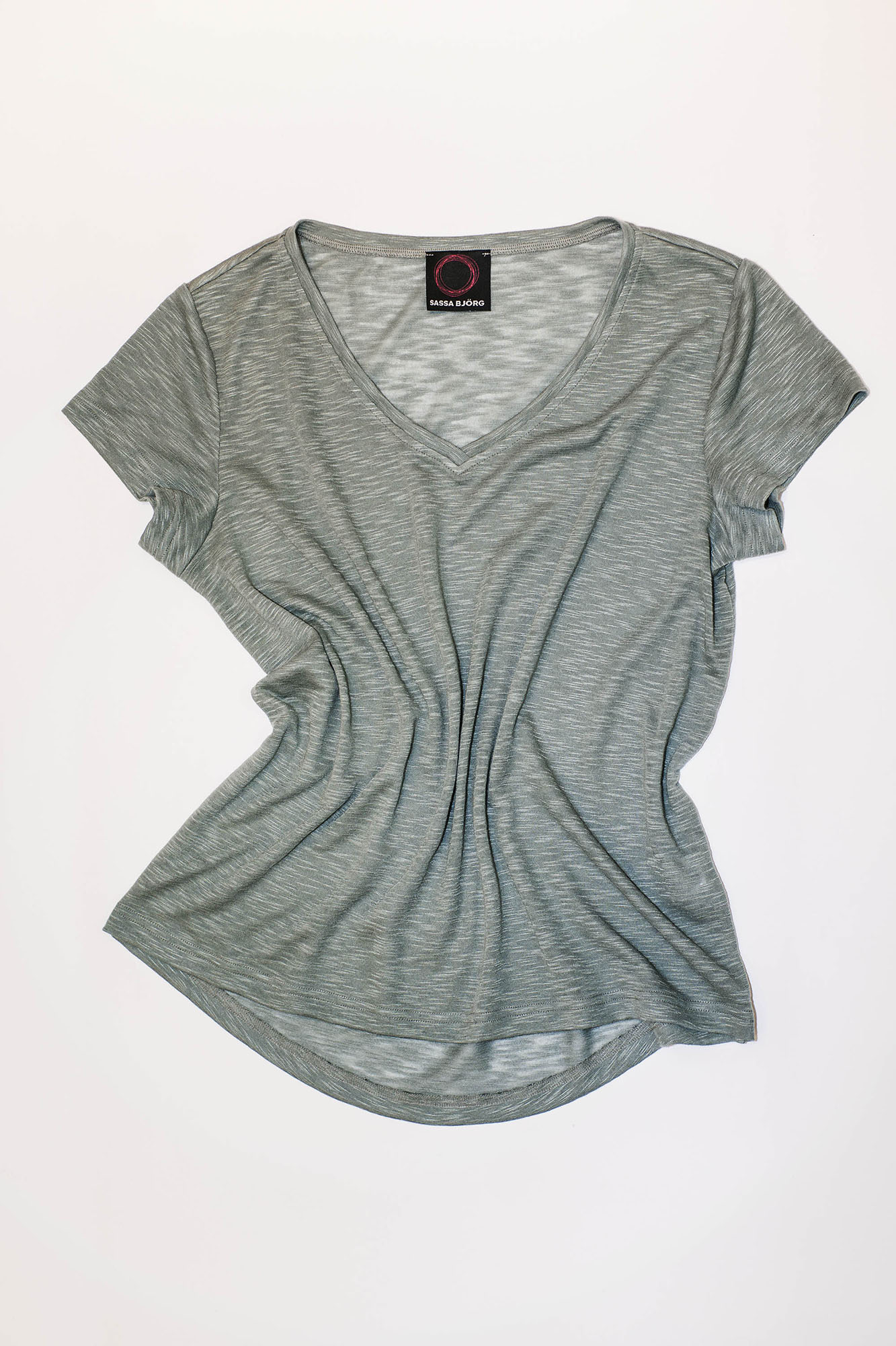 regular fit t shirt grey green v neck overhead fitted • Sassa Björg