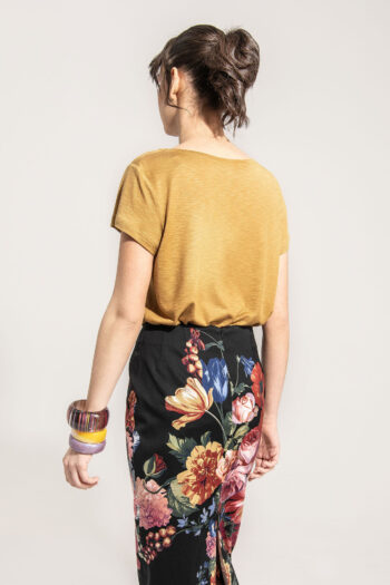 regular fit t shirt mustard v neck back • Sassa Björg