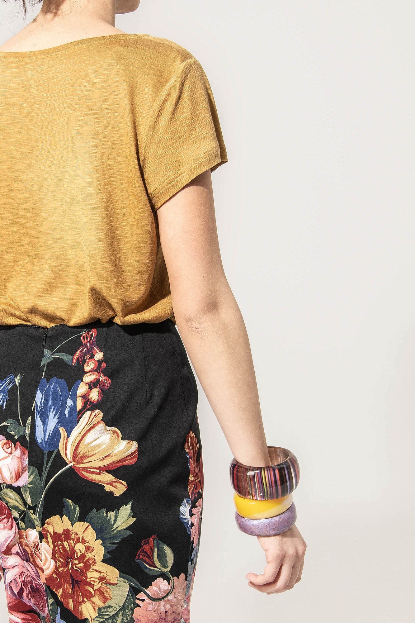 regular fit t shirt mustard v neck cropped • Sassa Björg