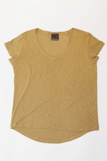 regular fit t shirt mustard v neck overhead • Sassa Björg