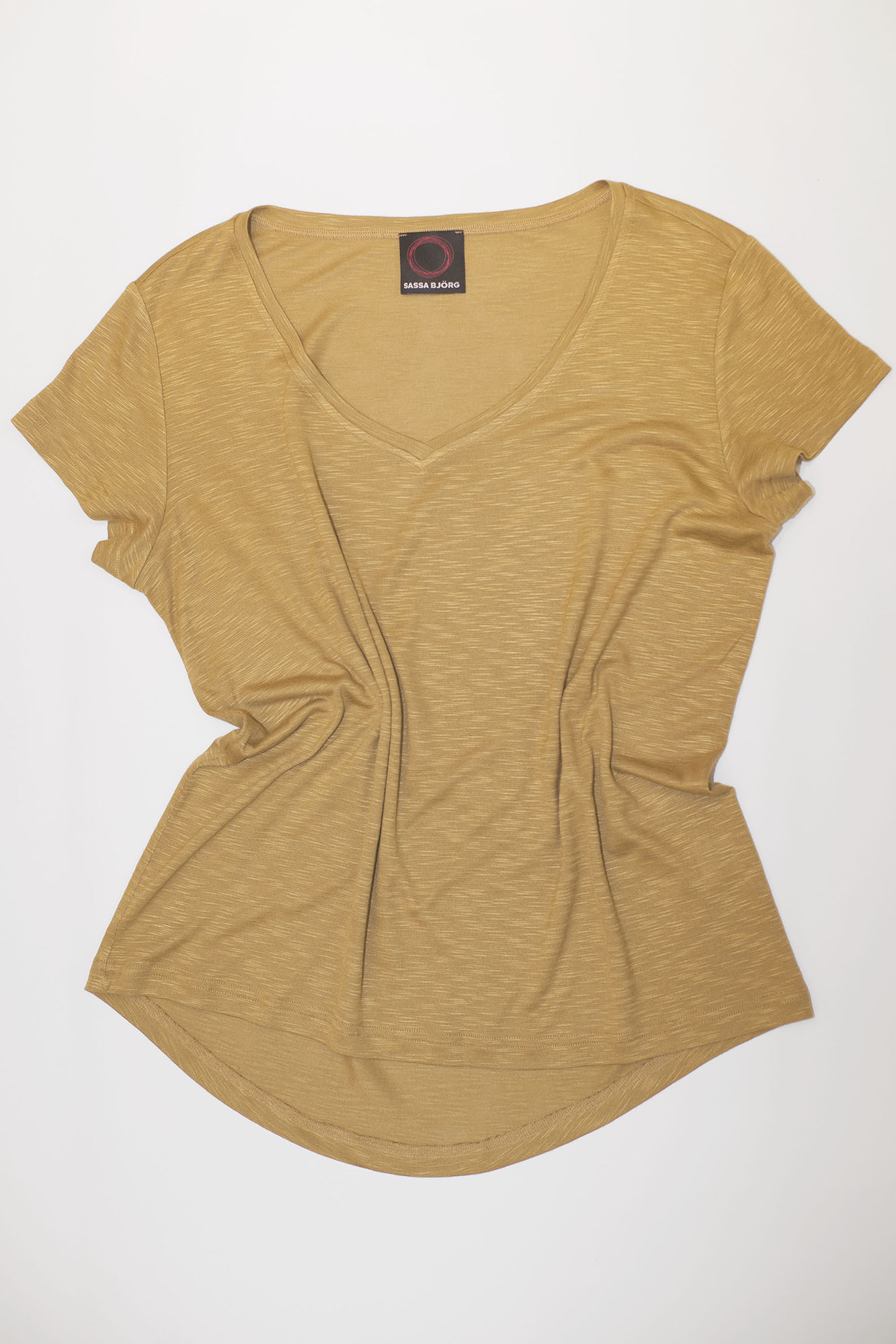 regular fit t shirt mustard v neck overhead fitted • Sassa Björg