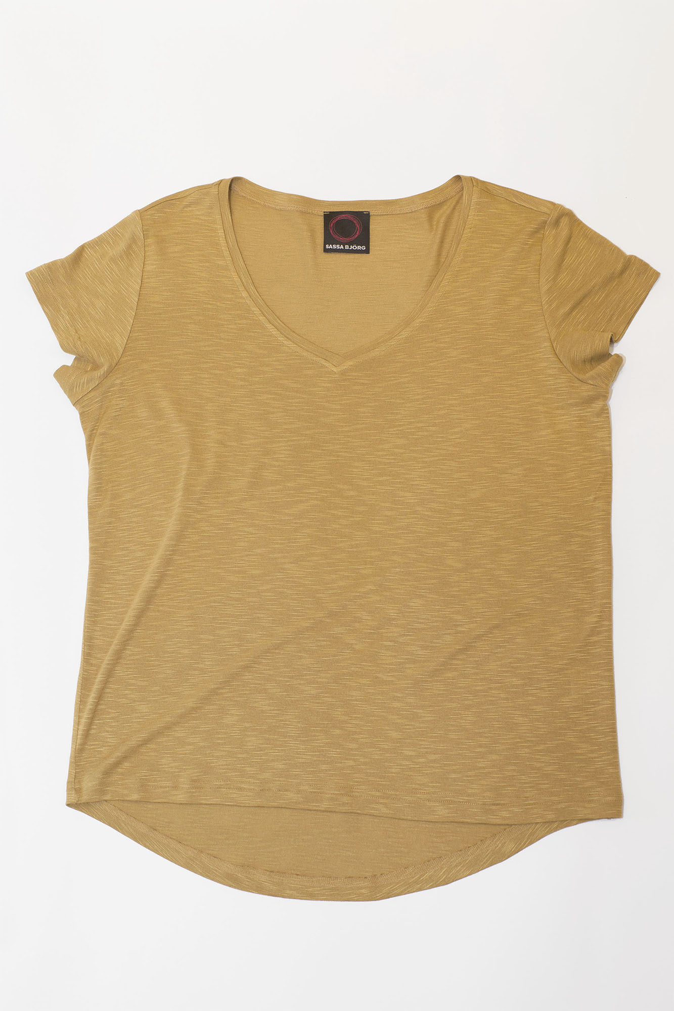 regular fit t shirt mustard v neck overhead • Sassa Björg