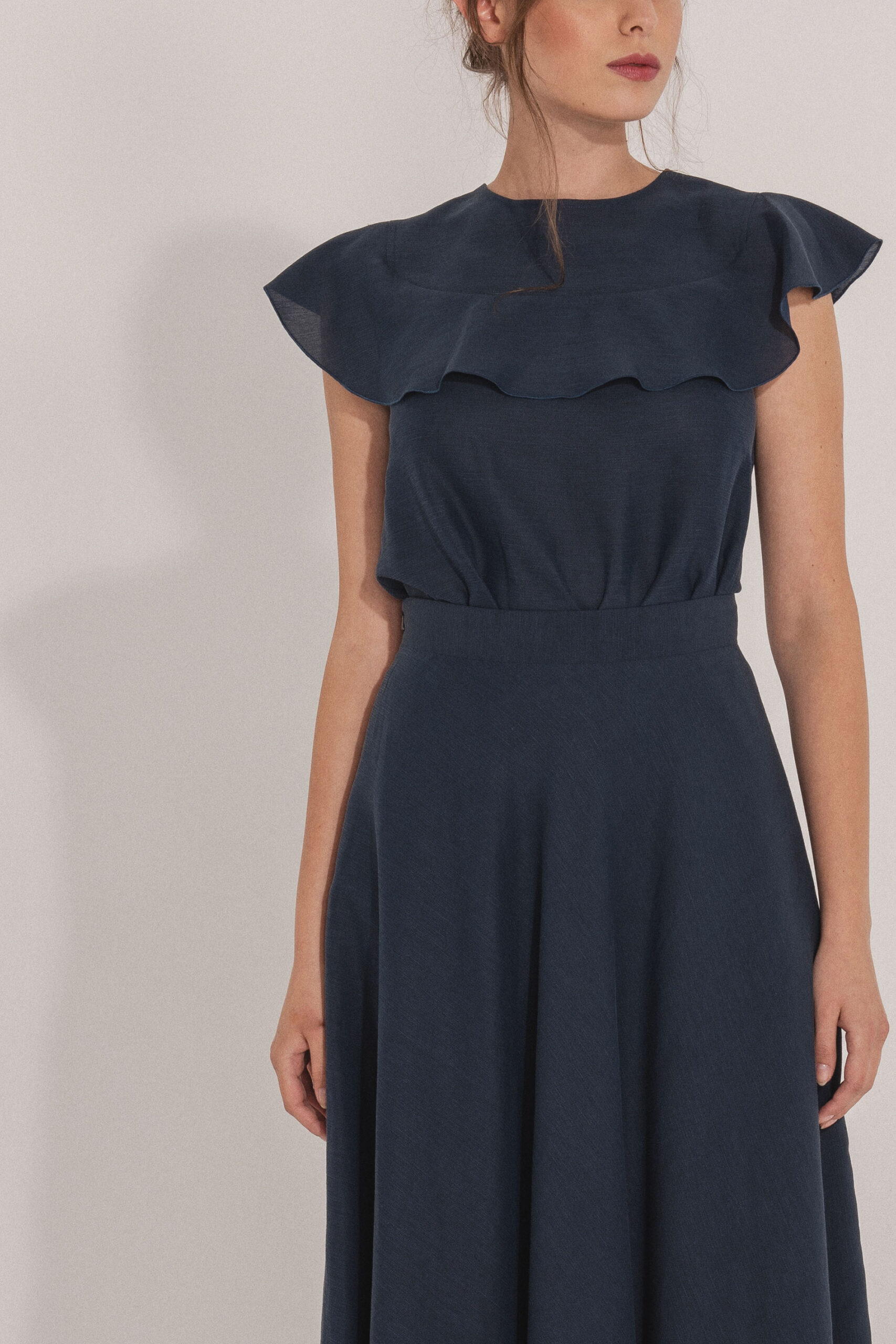 Navy blue linen blouse with a ruffle cropped scaled • Sassa Björg