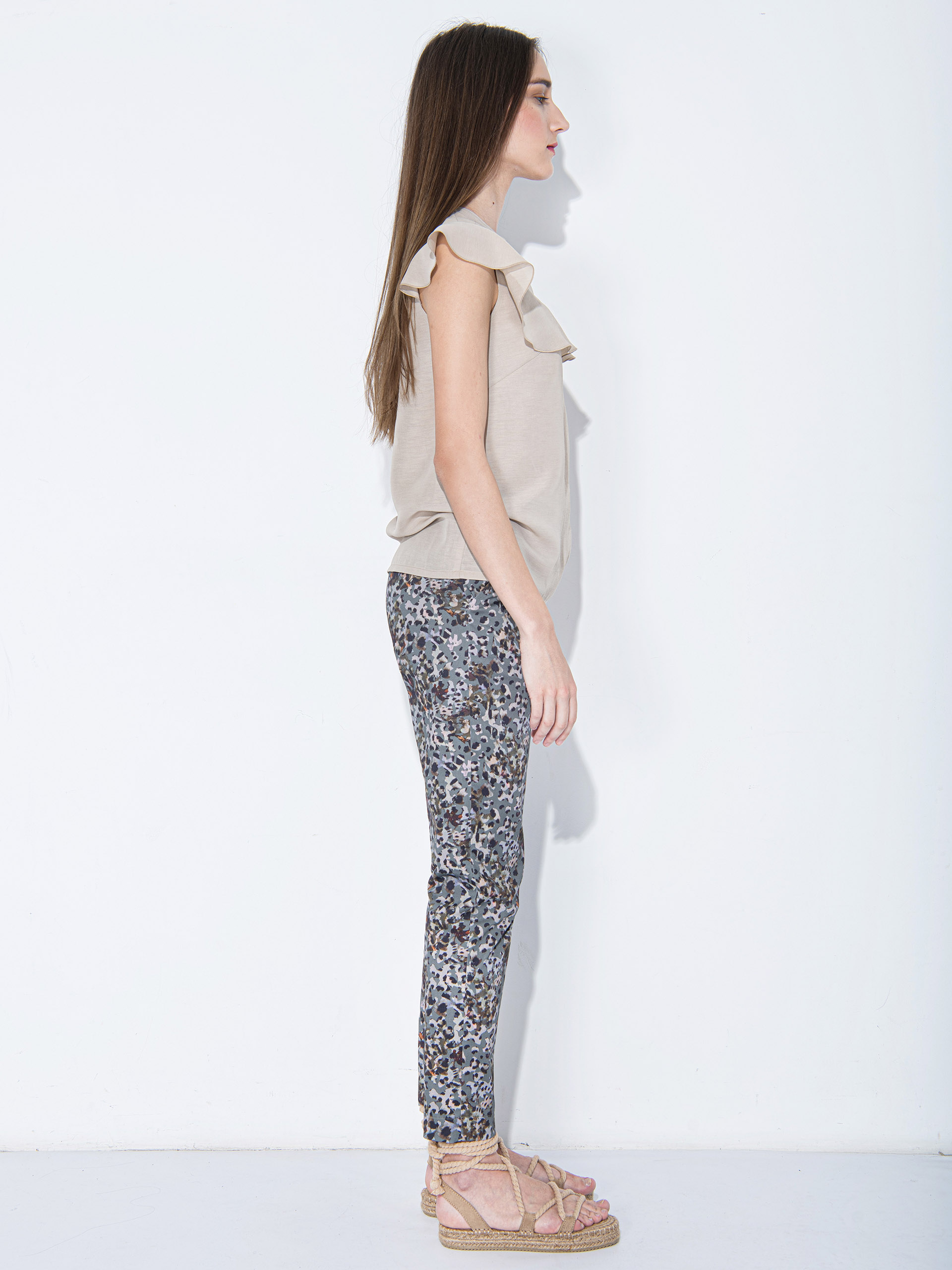 beige linen blouse w ruffle side • Sassa Björg