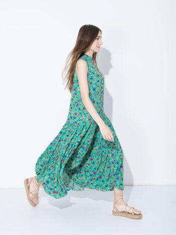 long green hippie dress walking &bull; Sassa Björg