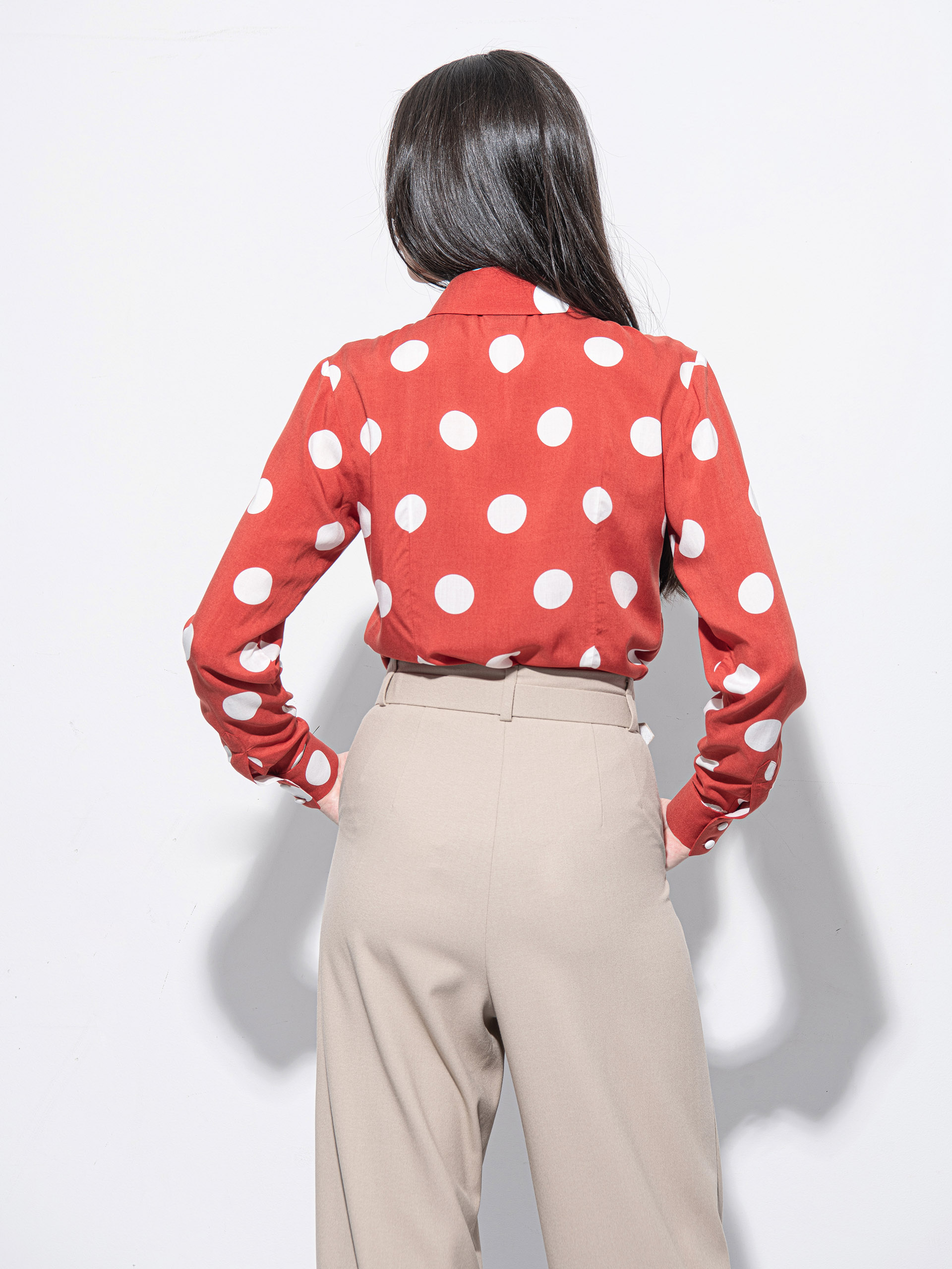 Beige pleated pants with belt back • Sassa Björg