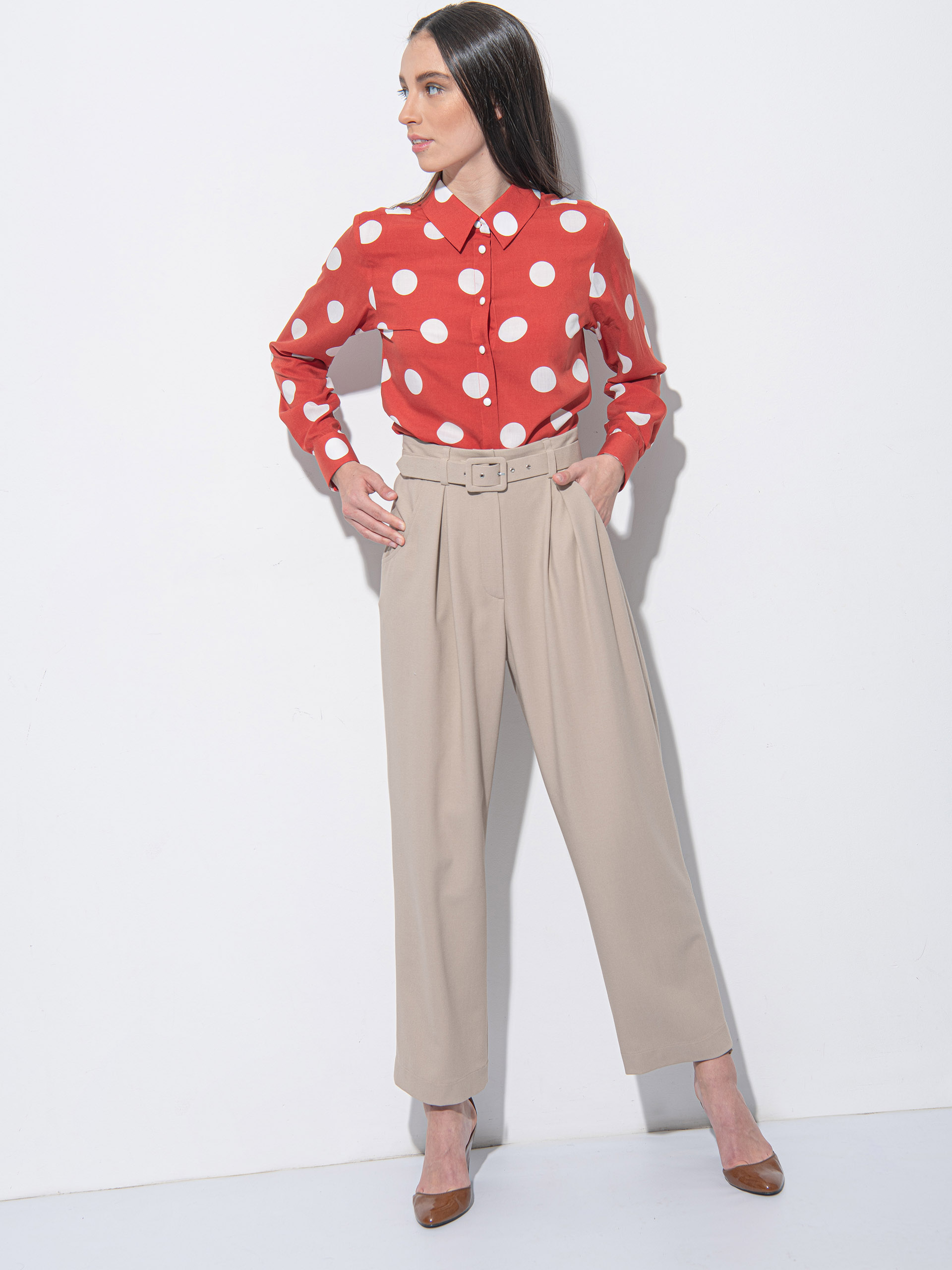 Beige pleated pants with belt front • Sassa Björg