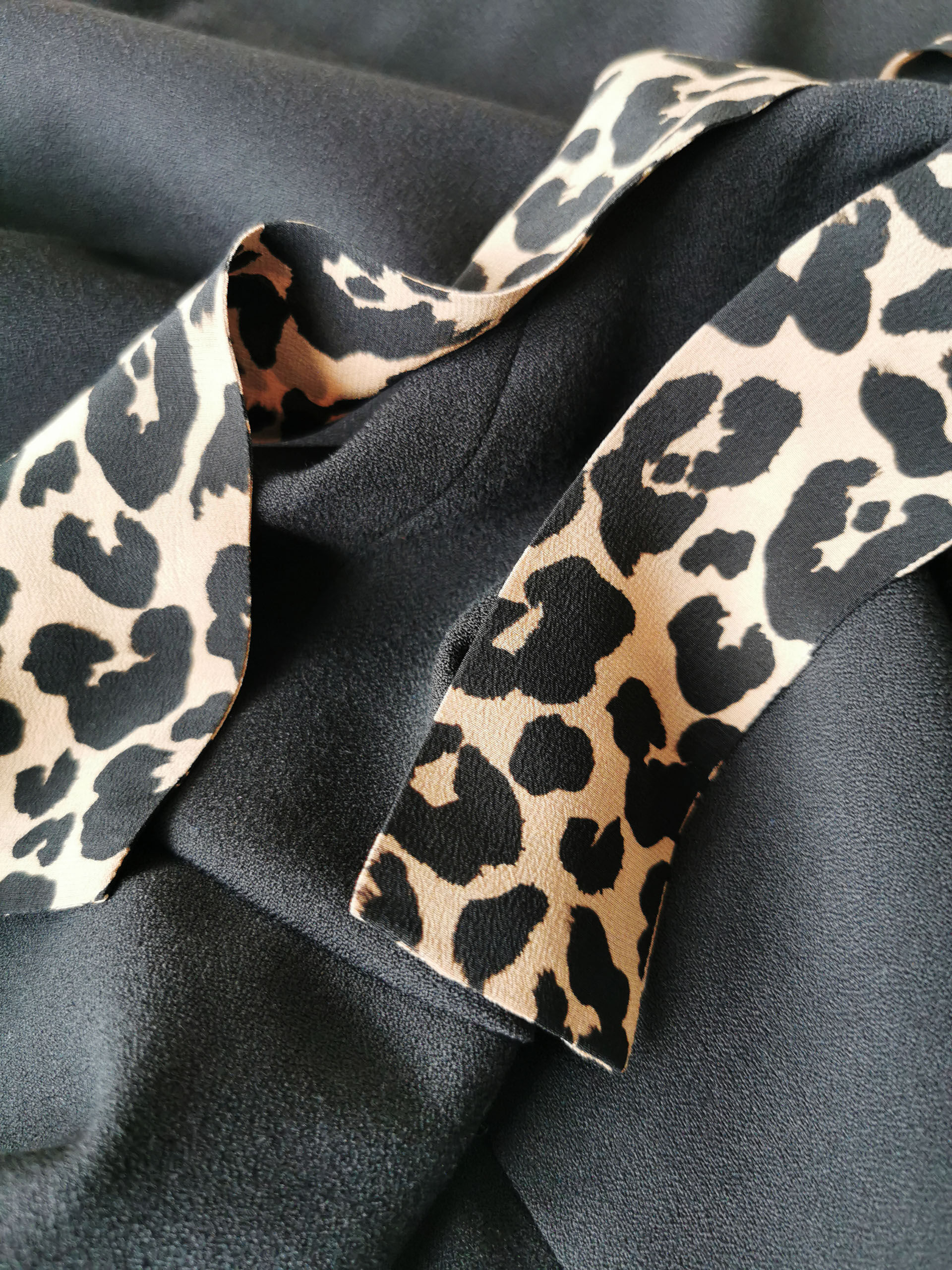 black dress w leopard print bow fabric • Sassa Björg