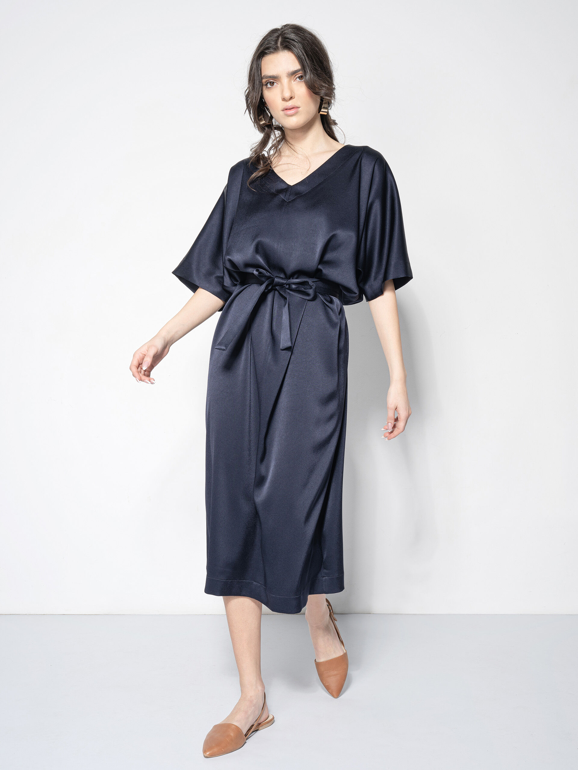 blue kaftan style dress w belt walking • Sassa Björg