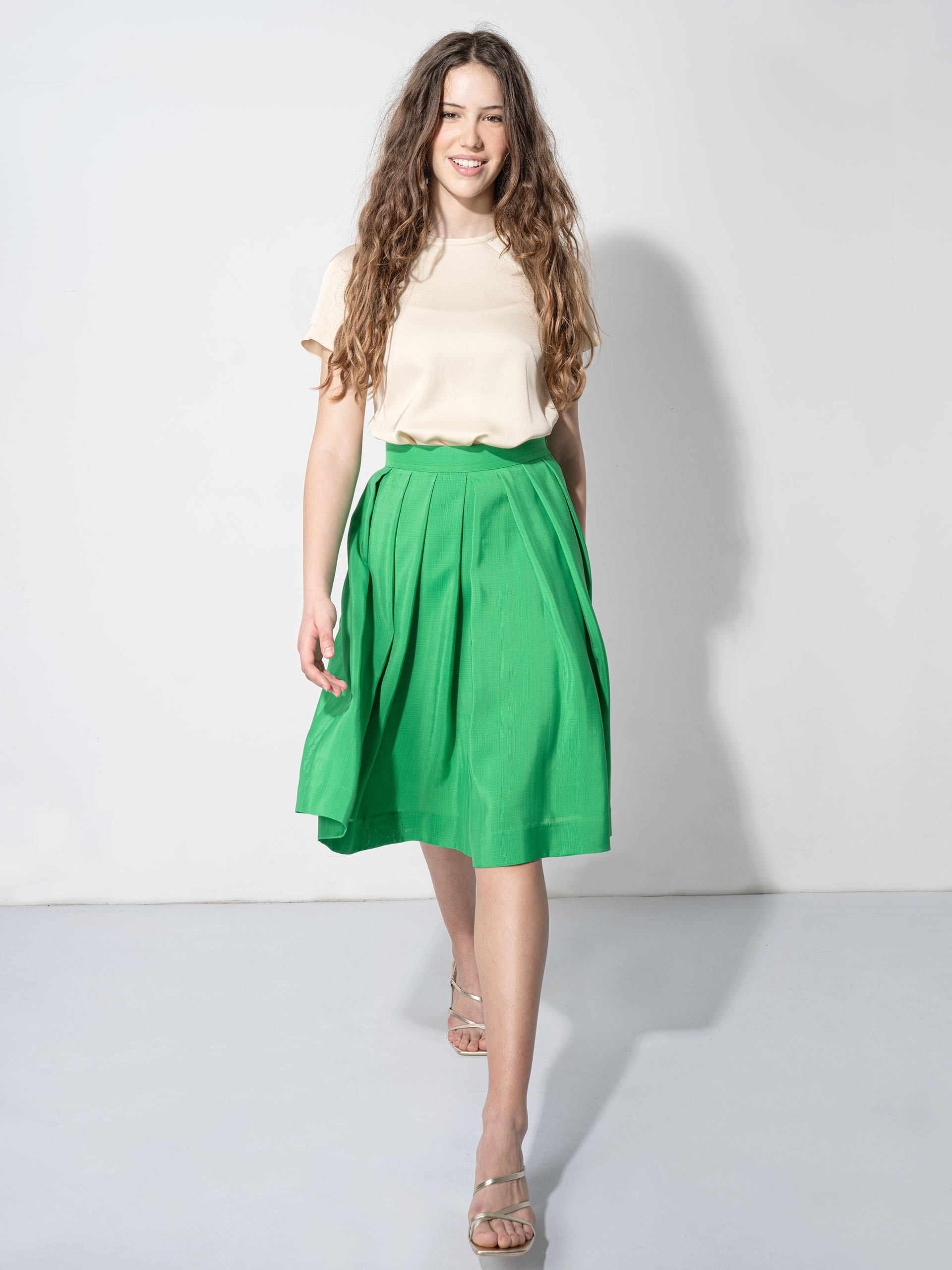lush green pleated skirt walking • Sassa Björg