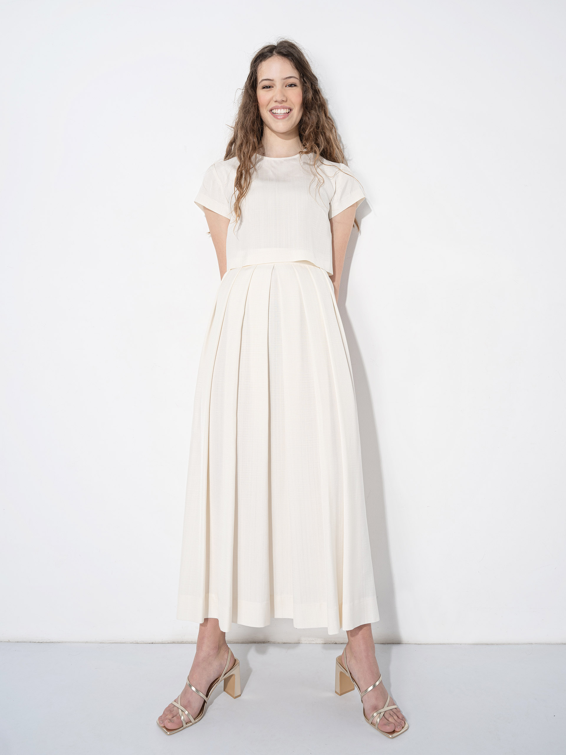 off white pleated skirt leaning • Sassa Björg