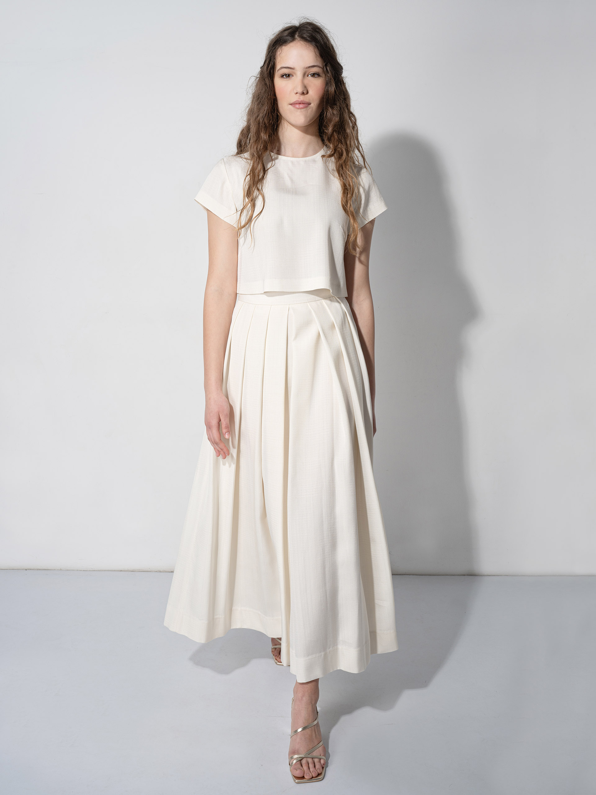 off white pleated skirt walking • Sassa Björg