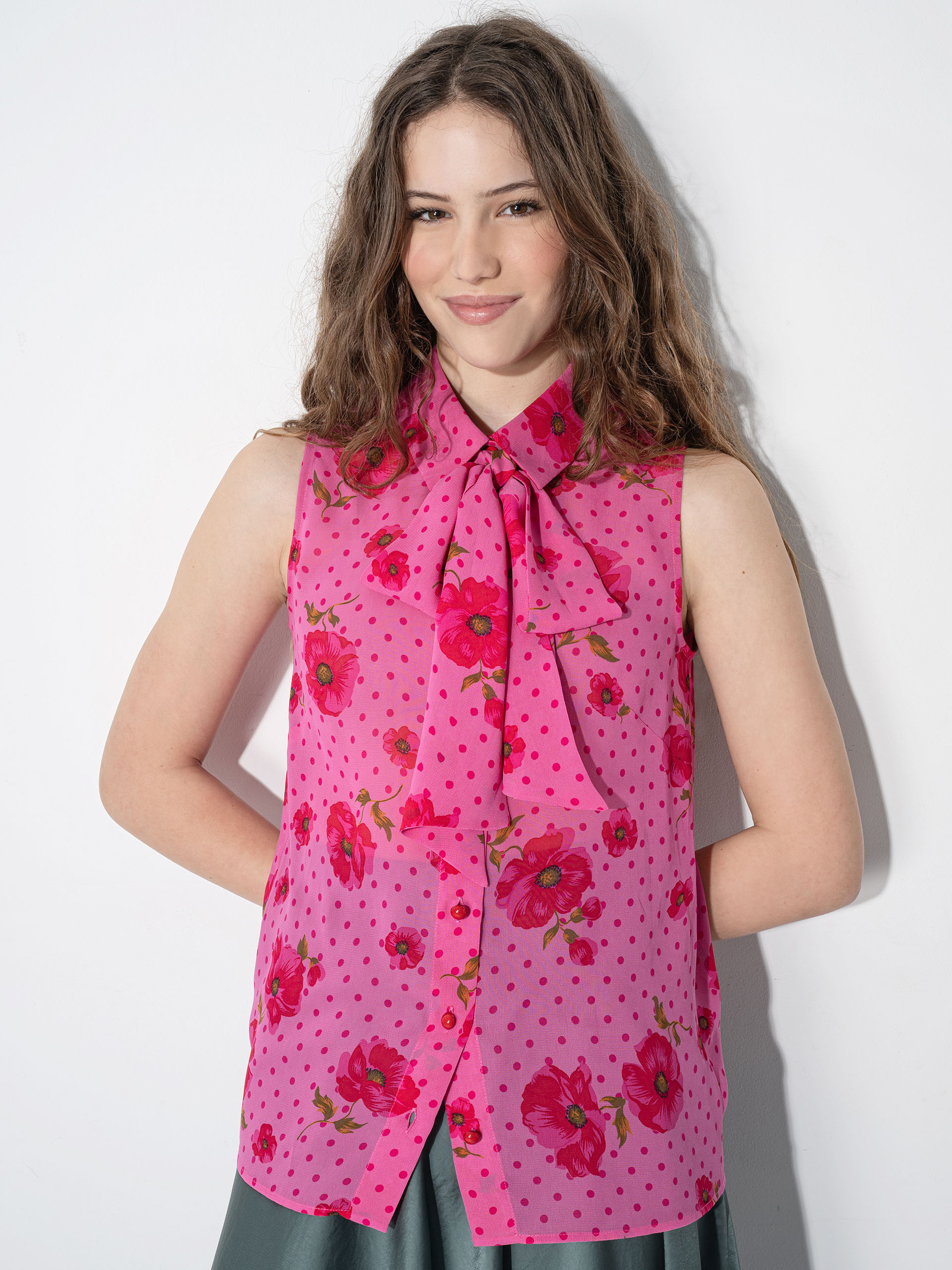 pink sleeveless shirt w bow leaning • Sassa Björg