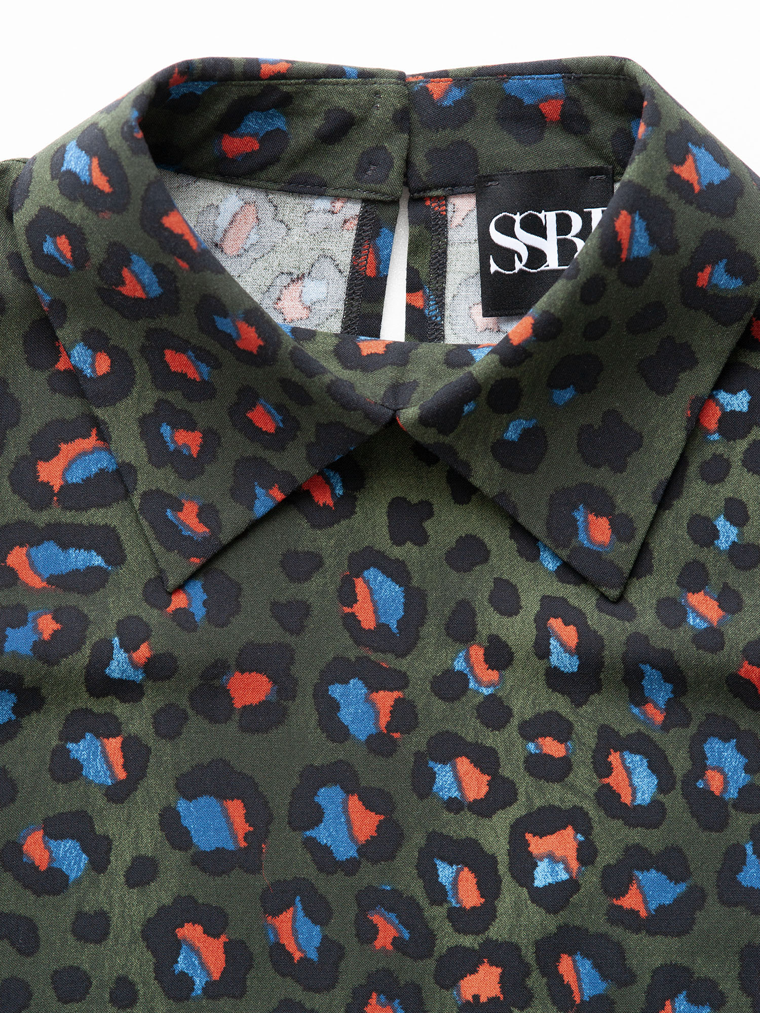 blouse w collar and sleeve cuffs leopard closeup • Sassa Björg