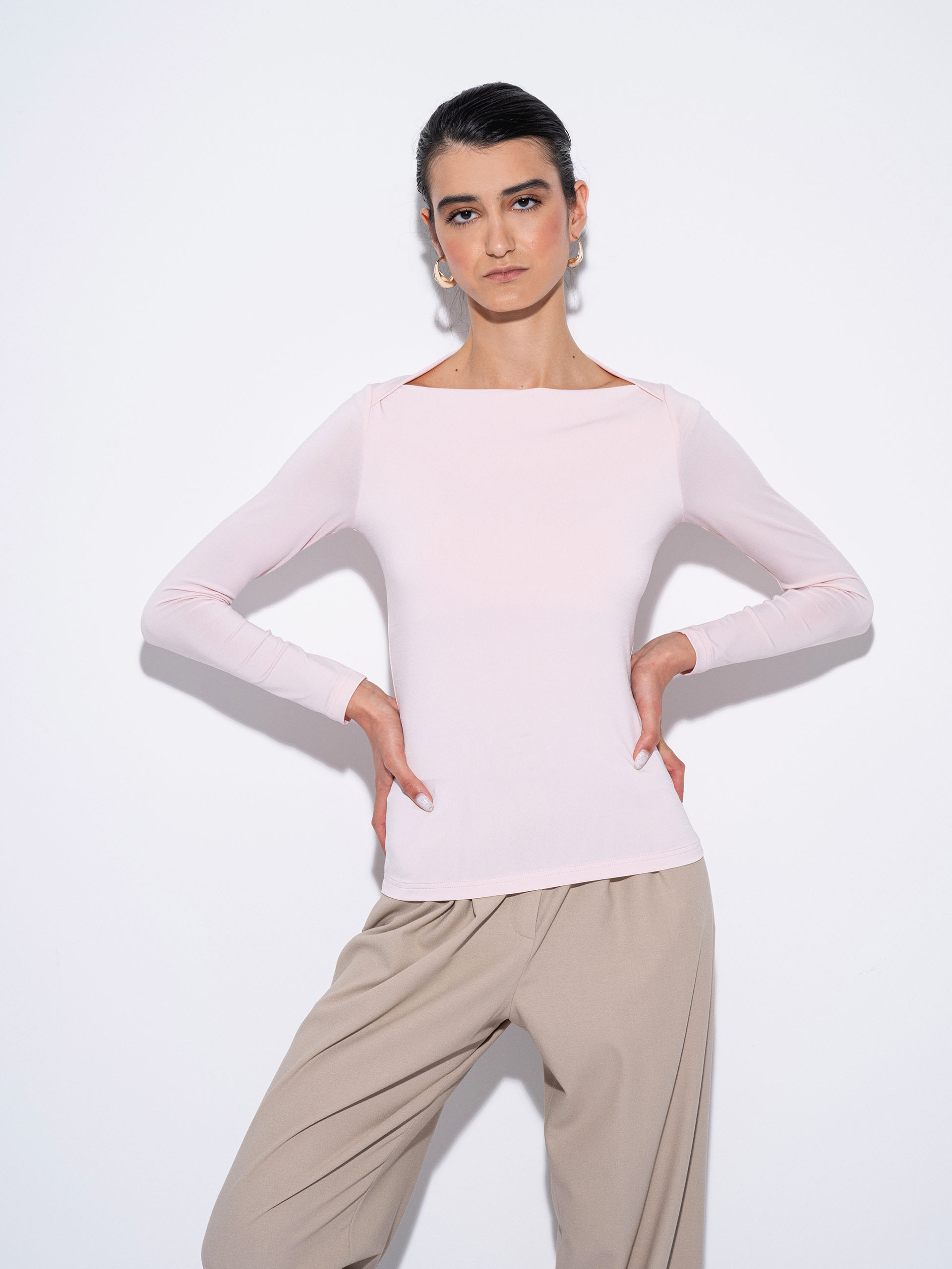 boatneck blouse powder pink arms on waist • Sassa Björg