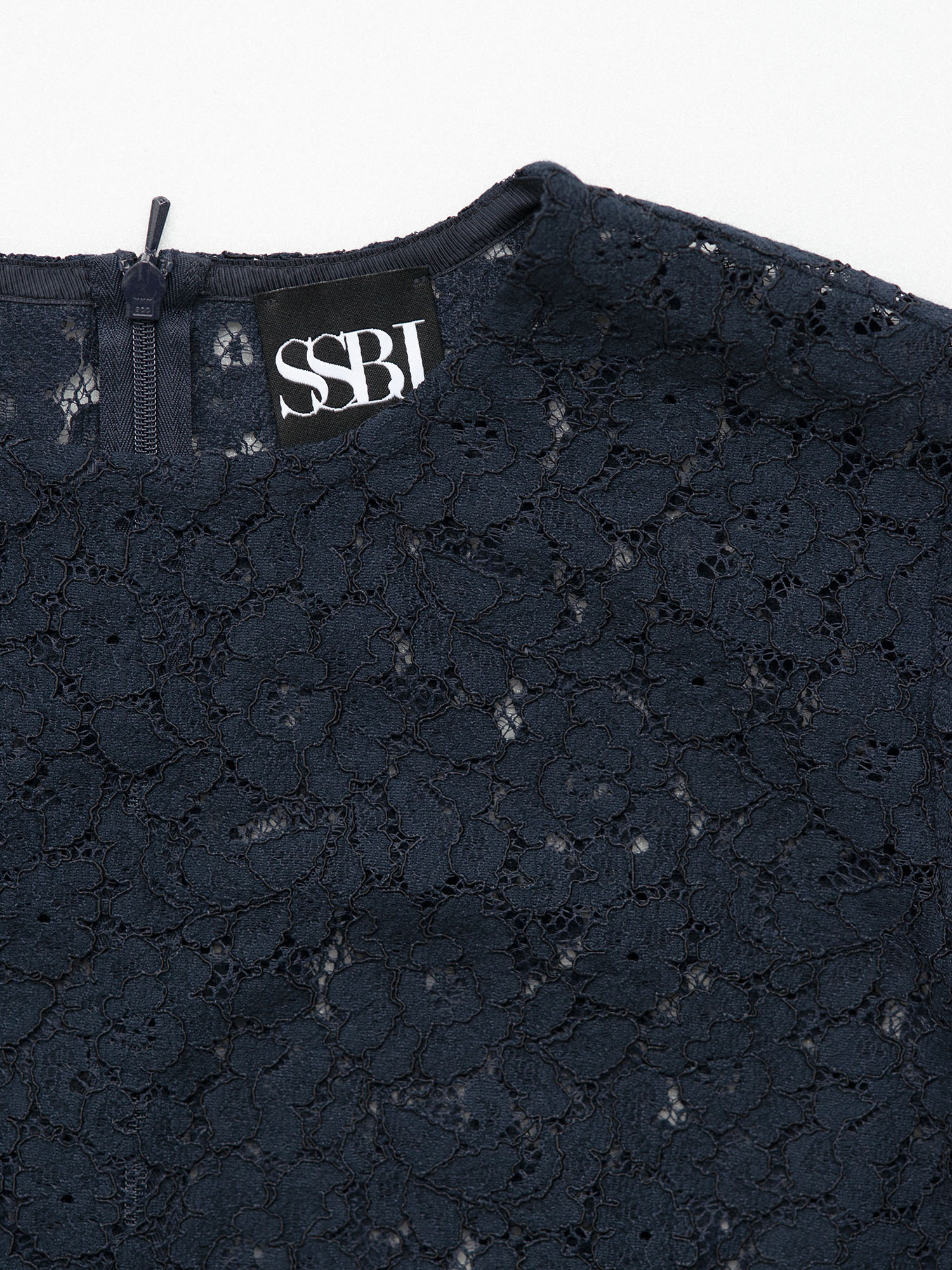 navy blue lace crop top closeup • Sassa Björg