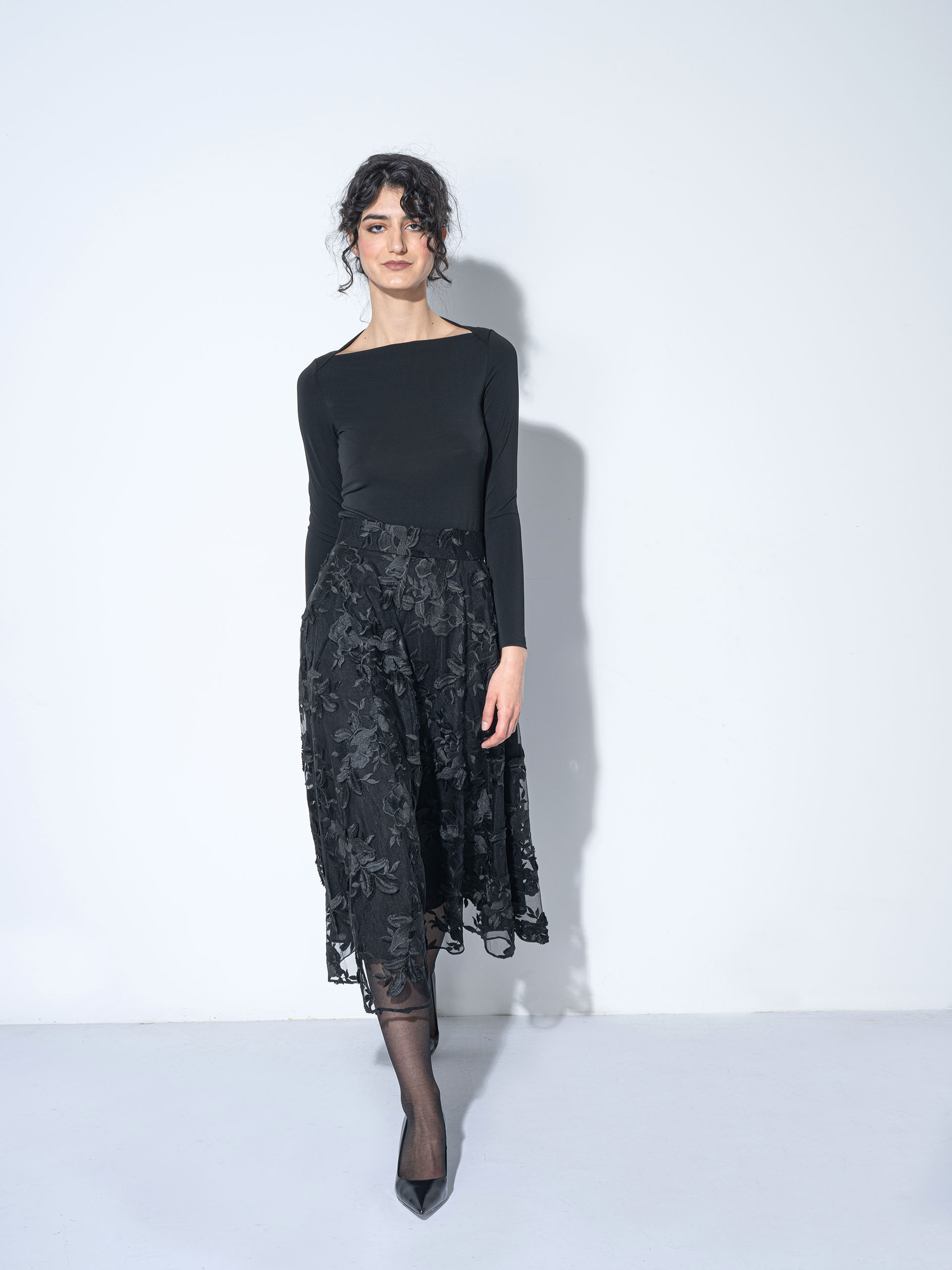 noir bloom midi skirt walking • Sassa Björg