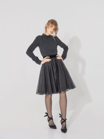 tulle skirt with a bow on the belt in black arms on waist &bull; Sassa Björg