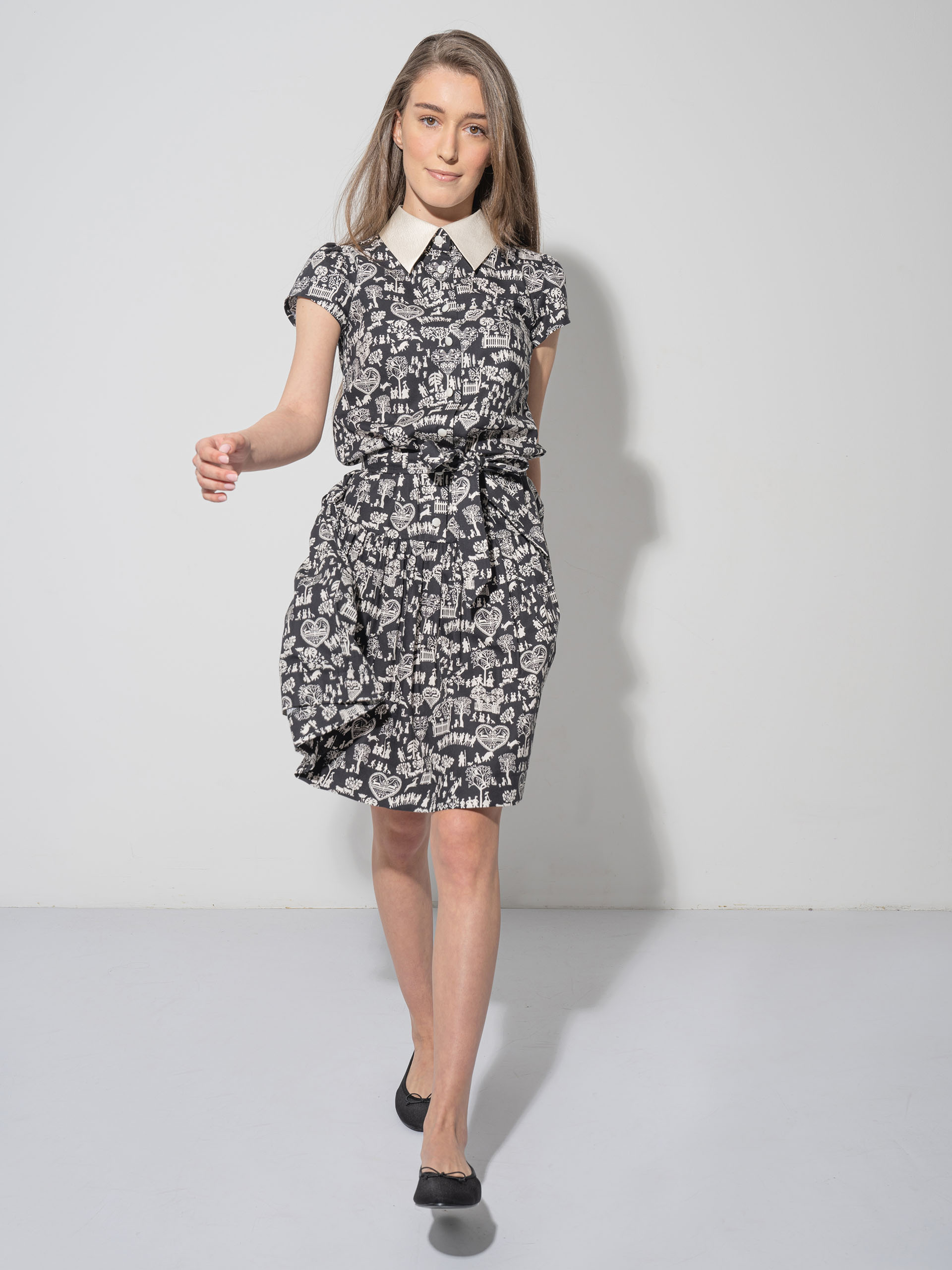 playful patterned dress w bow walking • Sassa Björg