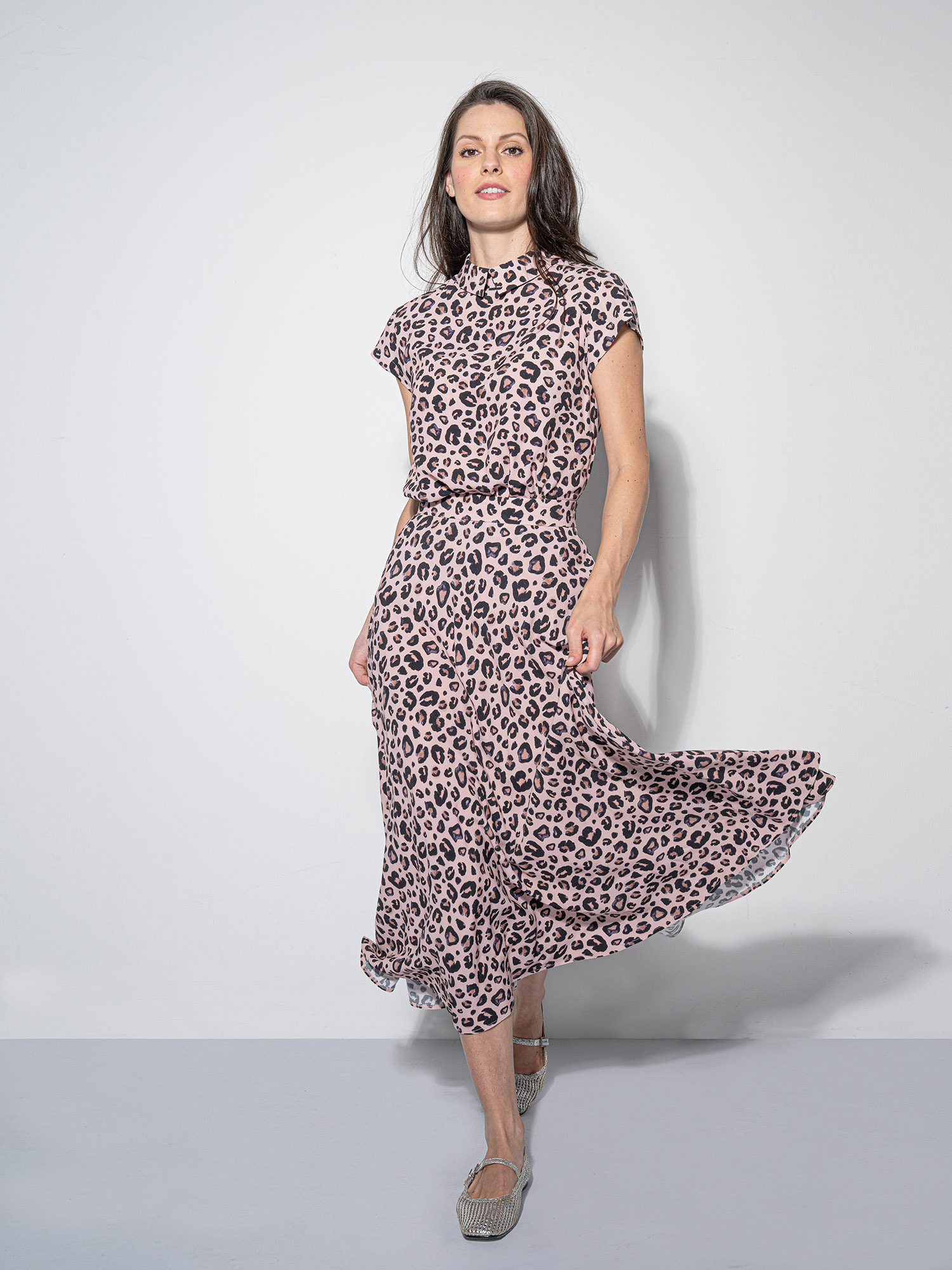 pink leopard midi skirt walking &bull; Sassa Björg
