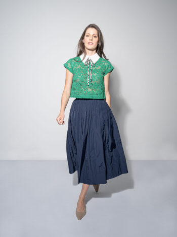green lace crop top w collar walking &bull; Sassa Björg