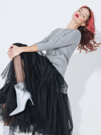 gray minimal blouse with zipper sitting • Sassa Björg